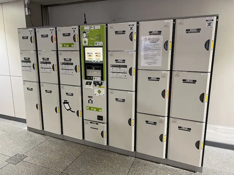 [2F-2] Coin lockers located next to the escalator in front of the ANA baggage counter in the domestic departure lobby on the 2nd floor.
These are also compatible with transportation system IC cards except PiTaPa.