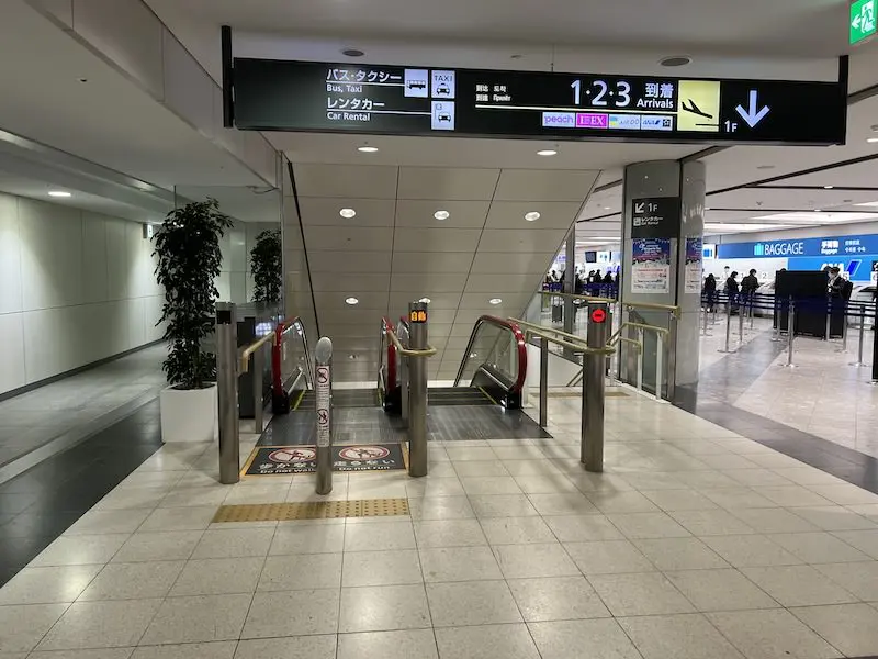 Coin lockers are also located on the opposite side of the escalator going down to the first floor.