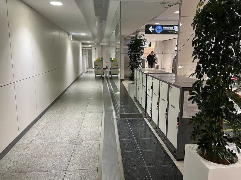 Coin lockers compatible with traffic IC cards can be seen at the end of the aisle.