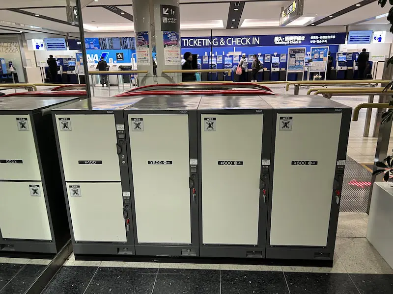 [2F-2] Coin lockers located next to the escalator in front of the ANA baggage counter in the domestic departure lobby on the 2nd floor. Payment is only in 100-yen coins.