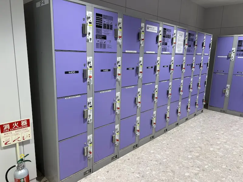 [2F-4] Coin lockers next to the entrance of the Air Terminal Hotel at the back of Gate E of the Domestic Departure Lobby on the 2nd floor.