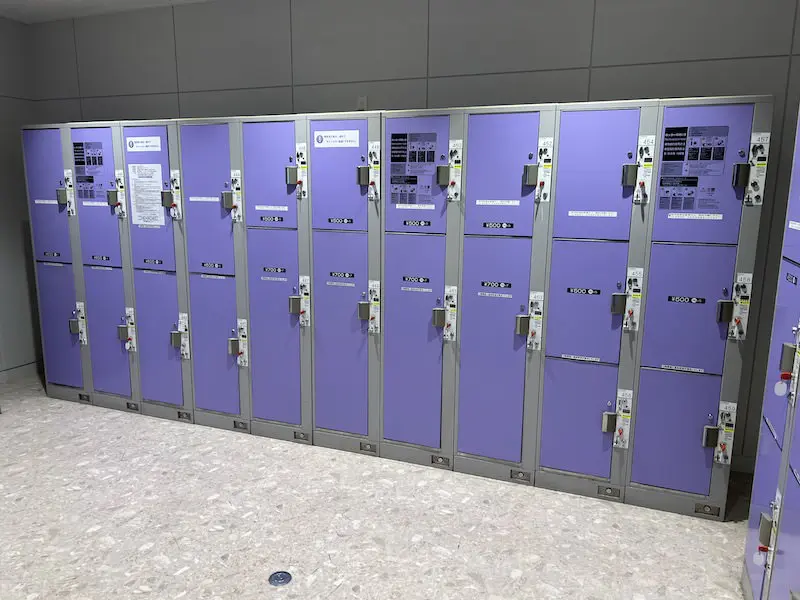 [2F-4] Coin lockers next to the entrance of the Air Terminal Hotel at the back of Gate E of the Domestic Departure Lobby on the 2nd floor.
