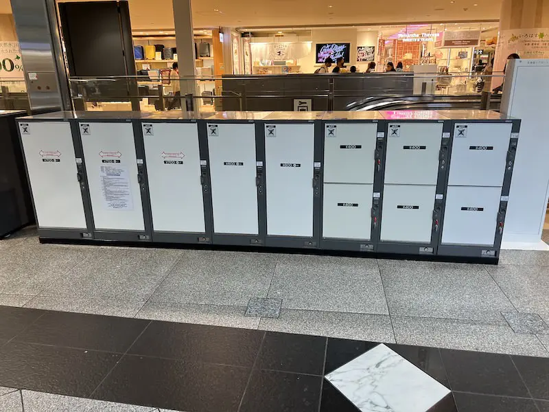 [2F-5] Coin lockers near the escalators in the Center Plaza on the domestic side of the 2nd floor