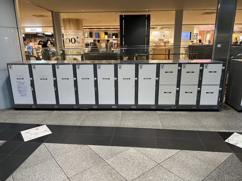 [2F-5] Coin lockers near the escalators in the Center Plaza on the domestic side of the 2nd floor