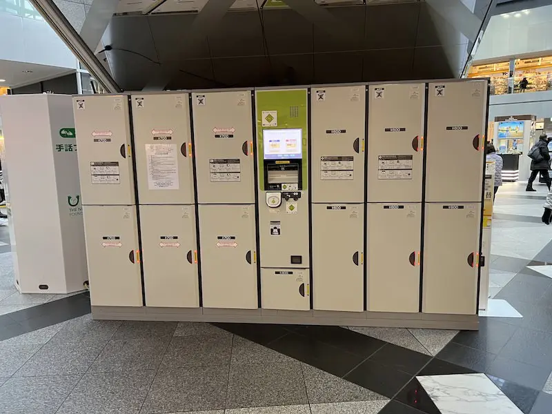 [2F-5] Coin lockers located near the escalators in the Center Plaza on the 2nd floor domestic flight side. These lockers accept 1,000-yen bills and transportation system IC cards.