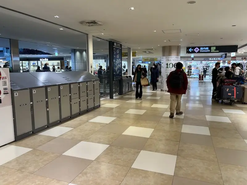 Coin lockers in front of "Samantha Thavasa Sweets & Travel