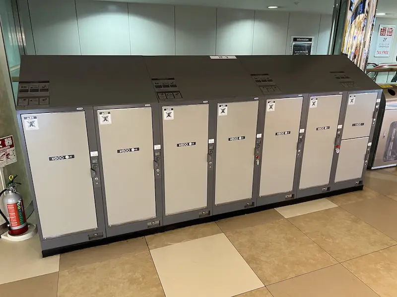 [2F-9] Coin-operated lockers next to the temporary baggage storage, delivery, and porter service in the shopping world on the 2nd floor on the domestic flight side