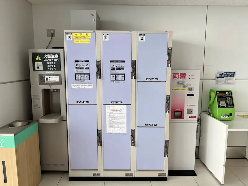 [i2F-(1)]Coin Lockers on the north side of the International Arrivals lobby on the 2nd floor