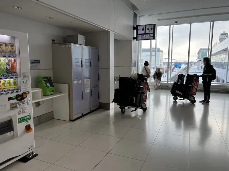 Coin-operated lockers located before the end of the street