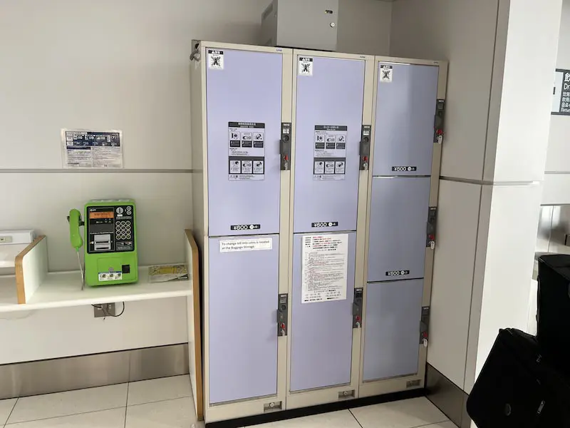 [i2F-(2)]Coin Lockers on the 2nd floor, south side of the International Arrivals lobby