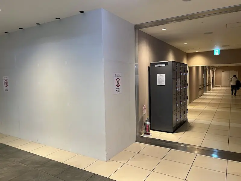 Coin lockers located in the passageway to the restrooms on the north side of Gourmet World on the 3rd floor of the Domestic Terminal Building