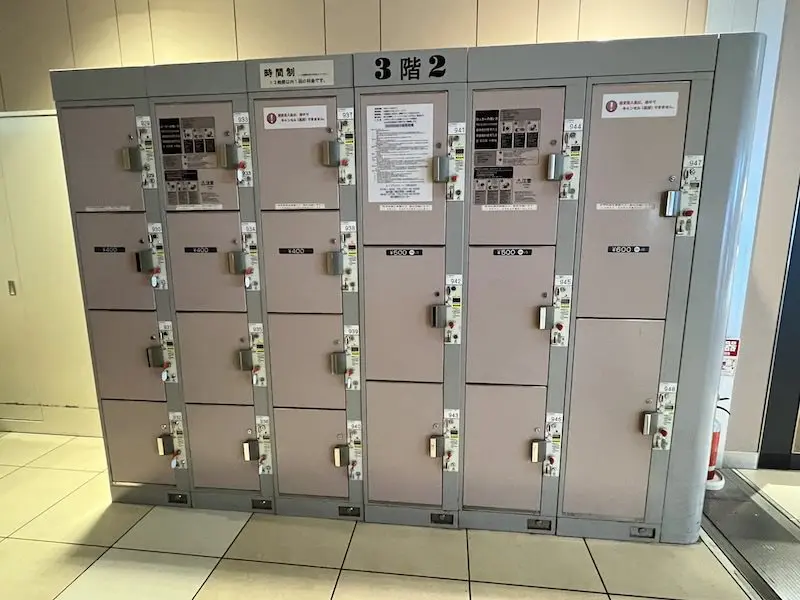 [3F-2] Coin Lockers on the 3rd floor, south side of Gourmet World on the domestic flight side