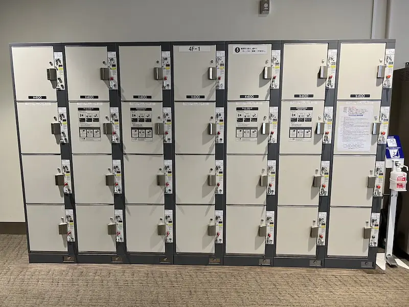 [4F-1] Coin Lockers in front of Snow Mix Sky Town on the 4th floor, domestic flight side