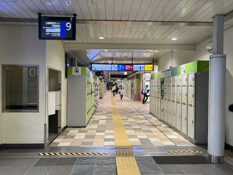 Passageway connecting Lines 1 and 11 at the far end of the central ticket gate