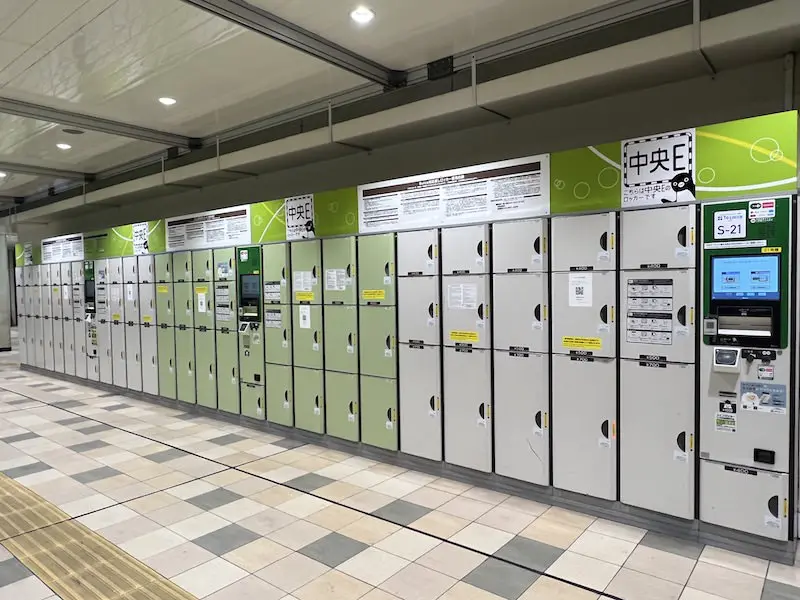 Coin lockers at "Central E" (inside ticket gates) (Ecute side)