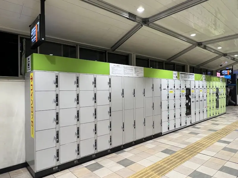 Inside the ticket gate] Coin lockers at "Central E" (on the side of the stairs to the platform)