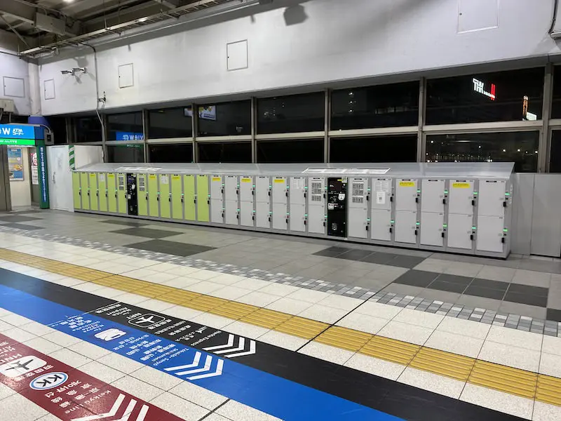 Coin-operated lockers between Lines 1 and 3, which are not alphabetized.