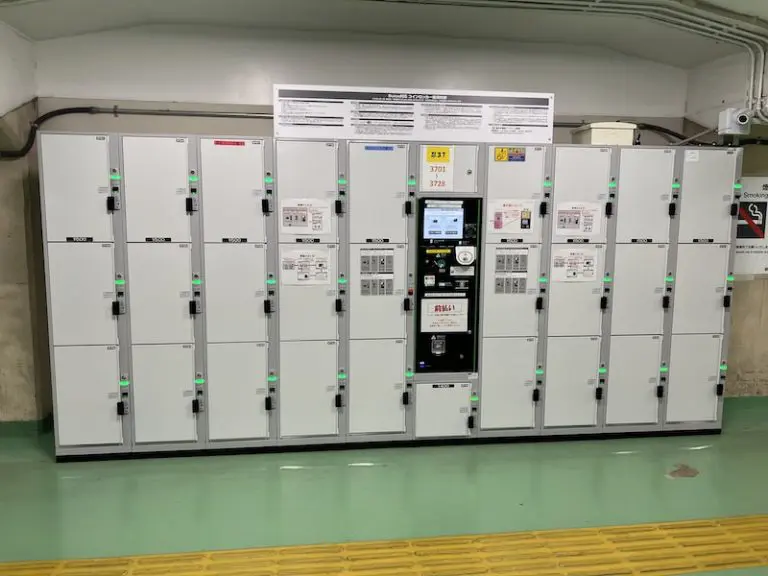 【Inside ticket gates】Coin lockers in the Shinobazu Exit connecting passageway on the mezzanine floor [Shinobu 37