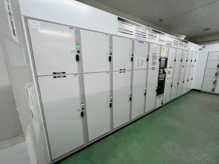 Although these are for transportation IC cards only, large horizontal and extra-large lockers are also available.