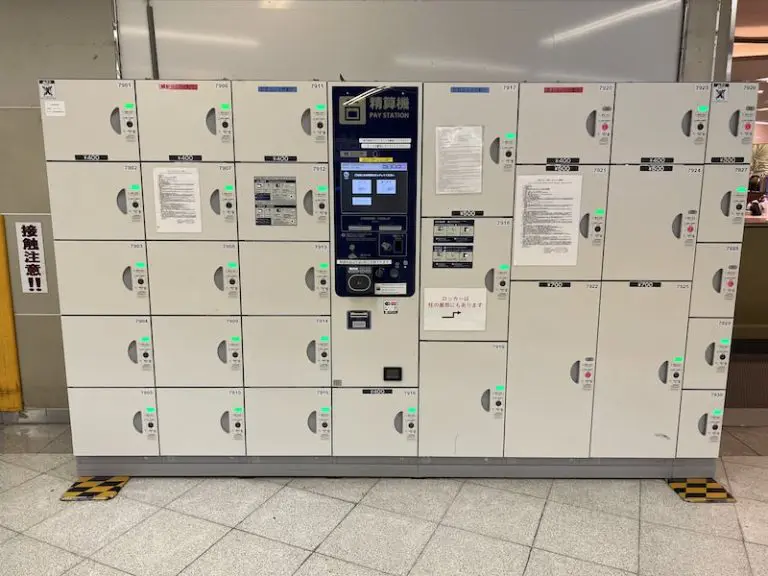 【Outside the ticket gates】 Coin lockers in front of the Iriya ticket gates on the 3rd floor
