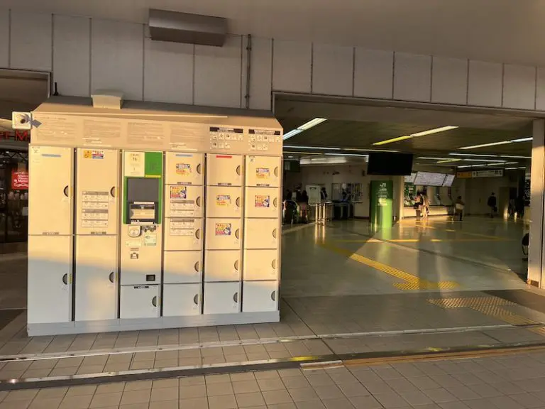 Coin lockers at the Panda Bridge entrance