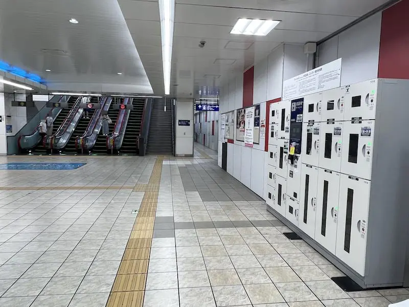 Coin lockers seen from the ticket gate side. Haneda Airport Terminal 1 is located at the top of the escalator.