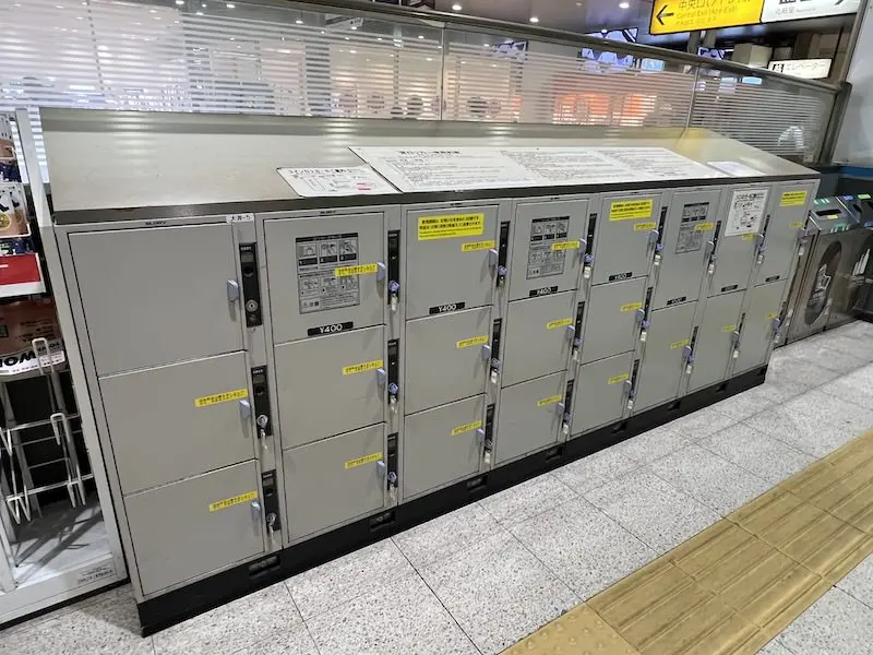 【Inside the ticket gates】 Coin lockers in front of the restrooms at the central exit on the 2nd floor of JR Oimachi Station