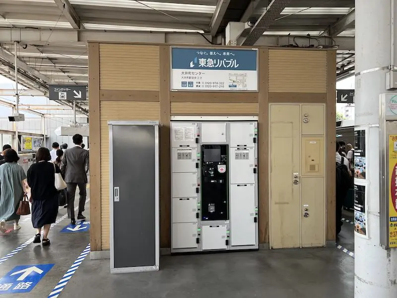 【Inside the ticket gates】Coin lockers behind the stores above the platform at Tokyu Oimachi Station