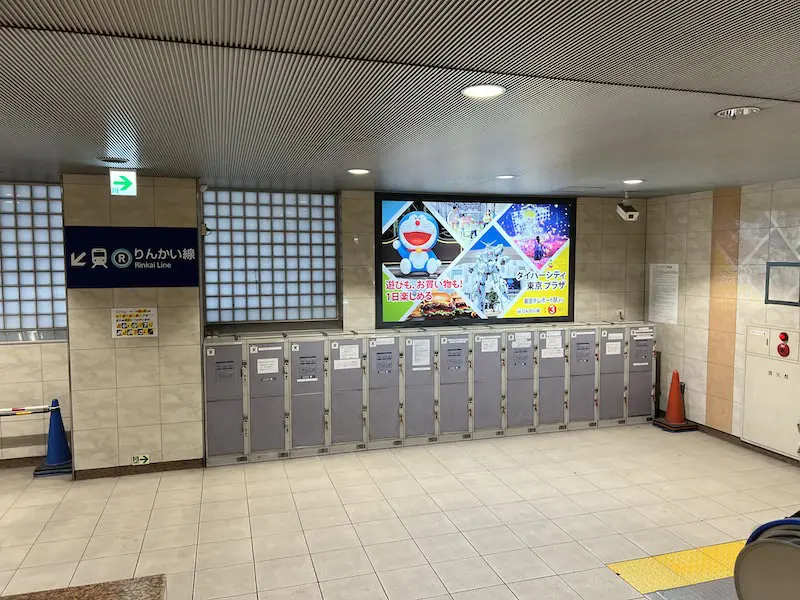 【Outside the ticket gates】Coin lockers at the staircase landing of Exit B of Rinkai Line Oimachi Station