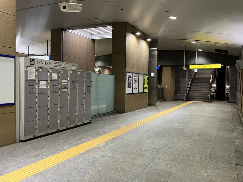 Coin lockers are located on the north side of the B1 level ticket gate outside the ticket gates, in the passageway leading to Exit C on the "Nomura Real Estate Tennozu Building" side.