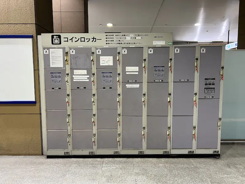 Coin-operated lockers at Tennozu Isle Station on the Rinkai Line (the small one at the top left is not available)