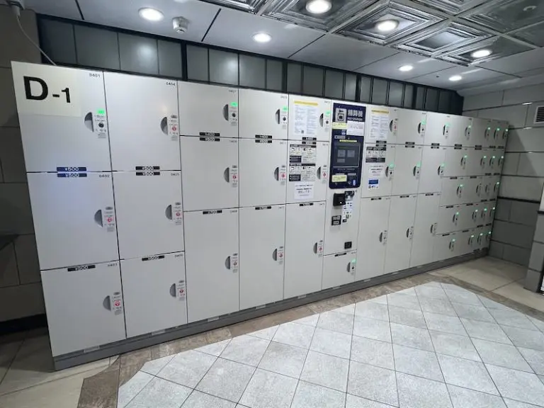 [D-1] Coin lockers in front of the restrooms at the ticket gate in the direction of JR Ueno Station