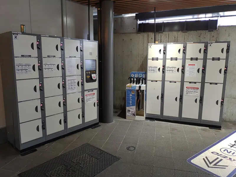 (Keio)Coin lockers on the left side of the central ticket gate