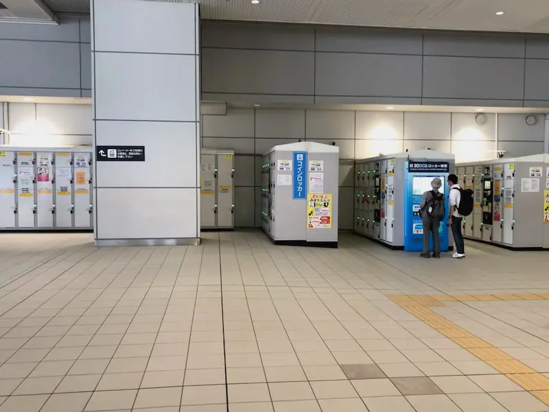 오사카 역 1층 미도스지 북쪽 출구 루쿠아 입구 앞의 코인 로커