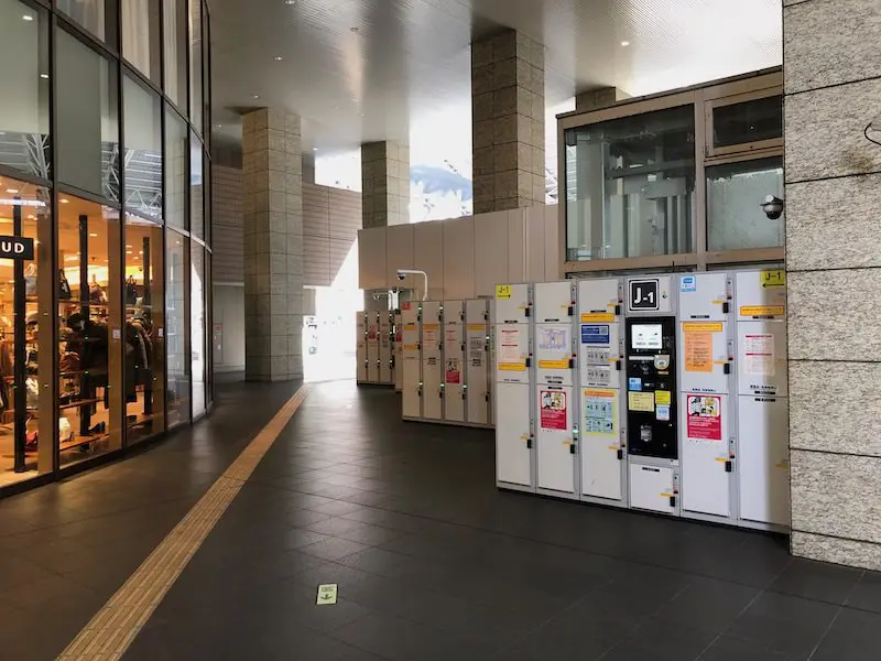 오사카 역 3층 루쿠아 입구 옆 통로에 있는 코인 로커