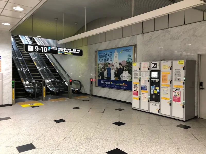 오사카 역 1층 미도스지 개찰구 내 9번, 10번 승강장 에스컬레이터 뒤편에 있는 코인락커