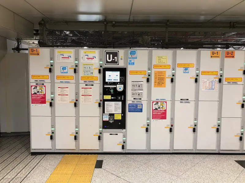 오사카 역 2층 사쿠라바시 개찰구 내 계단 오르막길 왼쪽에 있는 코인 로커