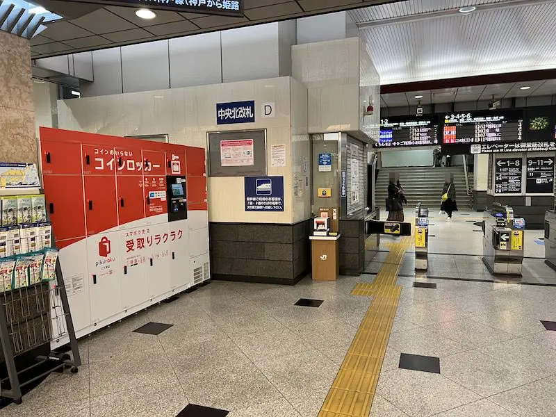 오사카 역 중앙 북쪽 개찰구 앞에 있는 '동전 없는 코인 로커'