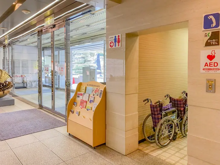 '후쿠야마 미술관'과 '후쿠야마 서예 미술관'은 후쿠야마성 공원 부지 서쪽, 히로시마 현립 역사박물관 후쿠야마 쿠사토센겐 뮤지엄의 북쪽에 있다.
1층이 후쿠야마 미술관, 2층이 후쿠야마 서예 미술관이다.
1층 후쿠야마 미술관에 코인 로커가 설치되어 있다.
입구를 지나면 바로 왼쪽으로 가세요 02