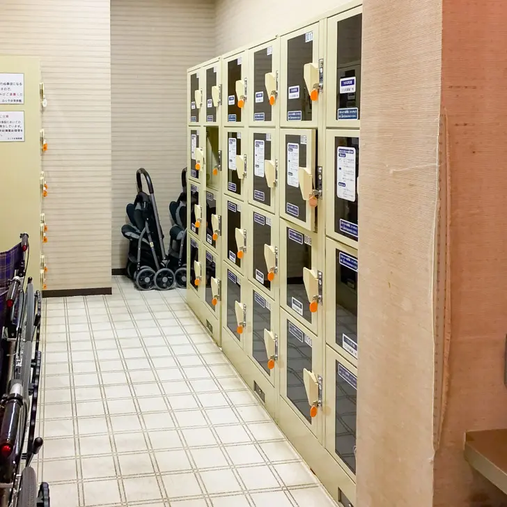 '후쿠야마 미술관'과 '후쿠야마 서예 미술관'은 후쿠야마성 공원 부지 서쪽, 히로시마 현립 역사박물관 후쿠야마 쿠사토센겐 뮤지엄의 북쪽에 있다. 1층이 후쿠야마 미술관, 2층이 후쿠야마 서예 미술관이다. 1층 후쿠야마 미술관에 코인 로커가 설치되어 있다. 입구를 지나면 바로 왼쪽으로 가세요 03