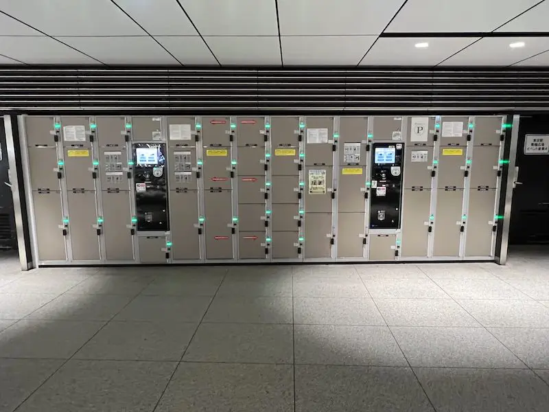 【개찰구 밖】[P]지하 1층 마루노우치 지하 남구 동륜광장 부근(JP타워 우측 통로 내)의 코인 로커