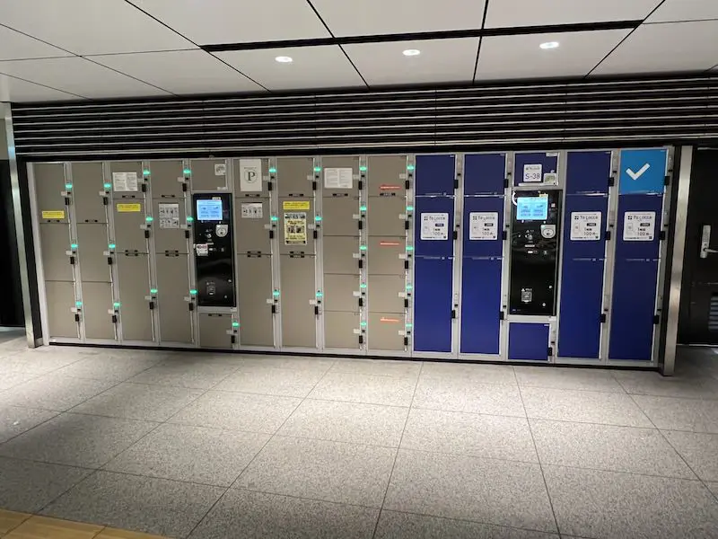 【개찰구 밖】[P]지하 1층 마루노우치 지하 남구 동륜광장 부근(JP타워 우측 통로 내)의 코인 로커