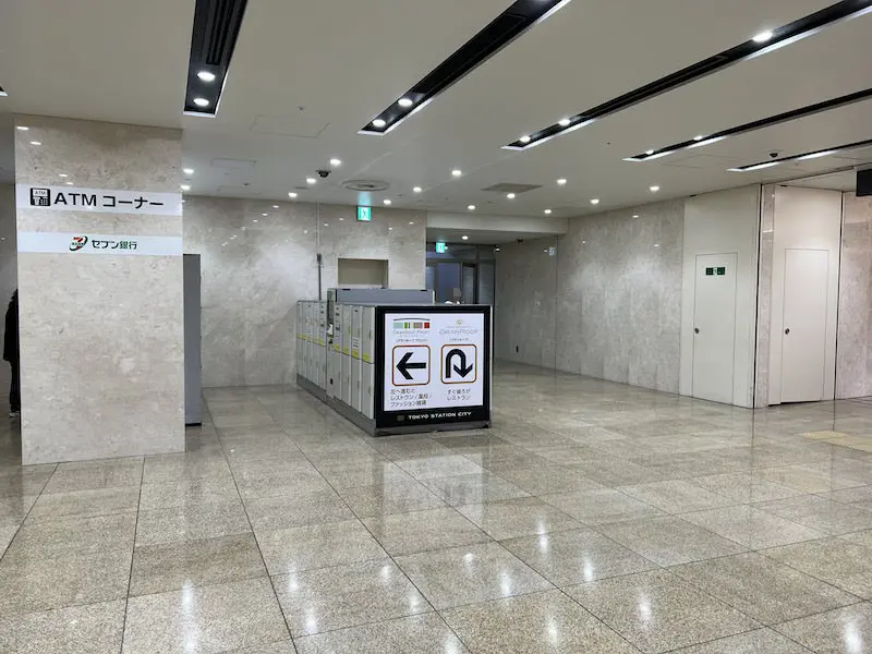 오른쪽의 '도쿄 라멘 스트리트'와 왼쪽의 '그랑루프 프론트'의 경계에 있는 코인 로커