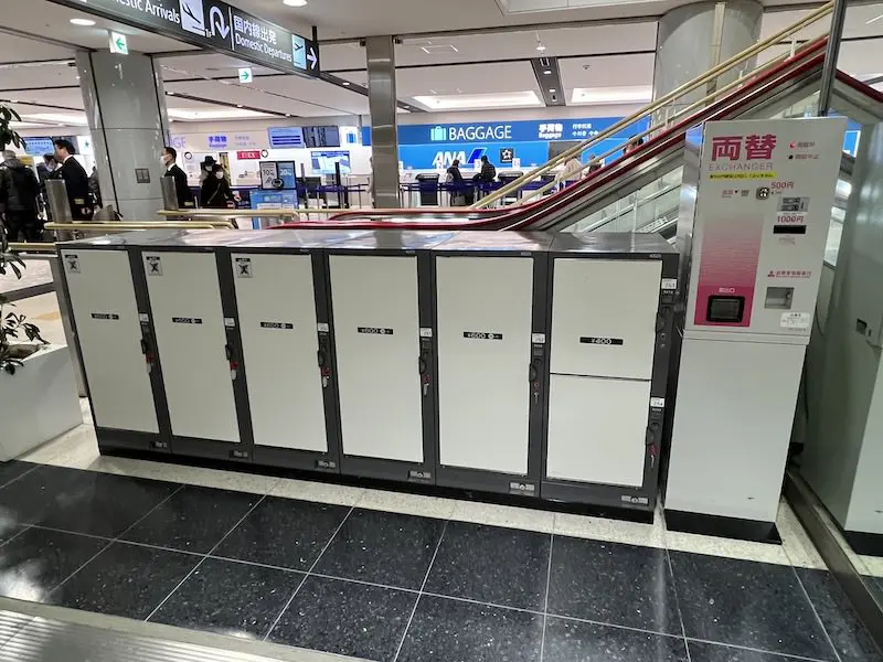 [2F-2]2층 국내선 출발 로비 ANA 수하물 카운터 앞 에스컬레이터 옆 코인락커.
이곳의 결제 방법은 백엔 동전만 가능하지만, 환전기가 설치되어 있다.