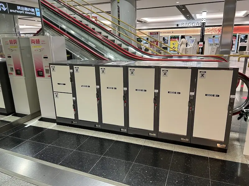[2F-3]2층 국내선 출발 로비 JAL 수하물 카운터 앞 에스컬레이터 옆 코인락커.
결제 방법은 백엔 동전만 가능하지만, 환전기가 설치되어 있다.