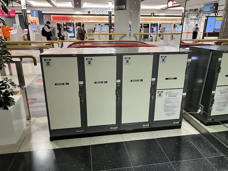 [2F-3]2층 국내선 출발 로비 JAL 수하물 카운터 앞 에스컬레이터 옆의 코인락커.
이곳도 백엔 동전으로만 결제할 수 있다.