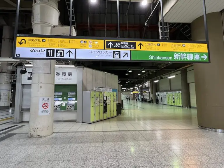 중앙 개찰구를 지나 오른쪽으로 가면 코인락커가 있다.