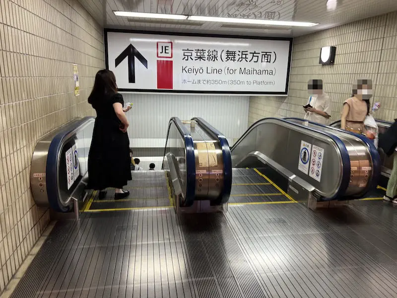 開往京葉線地下站臺的自動扶梯