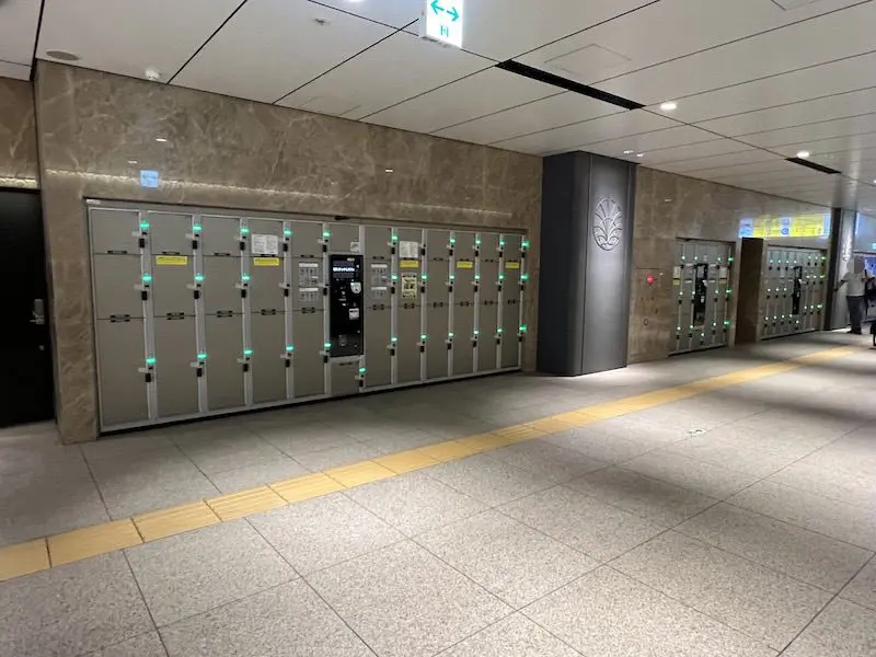 【檢票內】丸之內地下北口通道的投幣櫃也在對面。