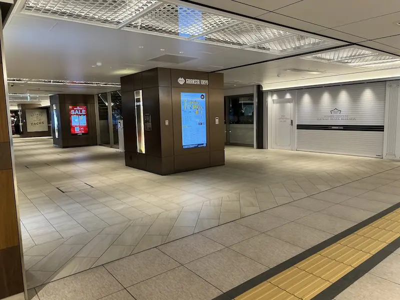 格蘭斯塔地下北口跟前左側通道。第二個有"SALE"LED標識的柱子後面有硬幣儲物櫃。